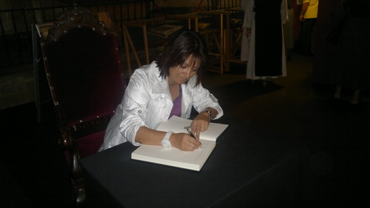 Firma de la alcaldesa de Medina el Campo, Teresa López Martín en el libro de "Passio" de Medina de Ríoseco